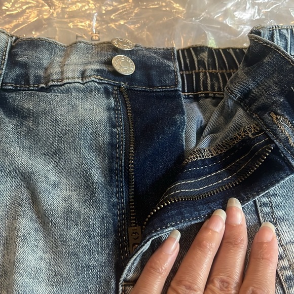 Women's High Rise Elastic Waist Utility Jean Shortie: Size “8” (NWT) LIGHT WASH - Picture 5 of 6